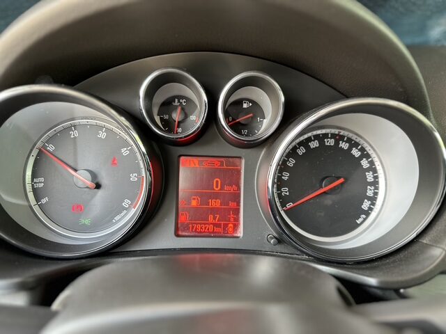 
								Opel Insígnia total									