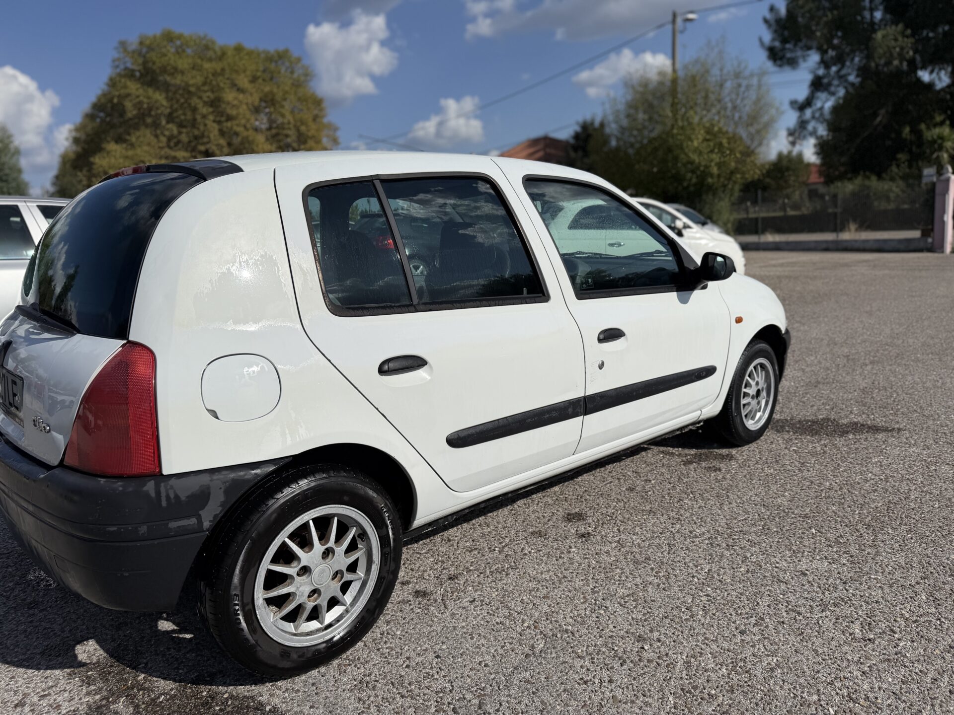 
								Renault clio 1200 total									