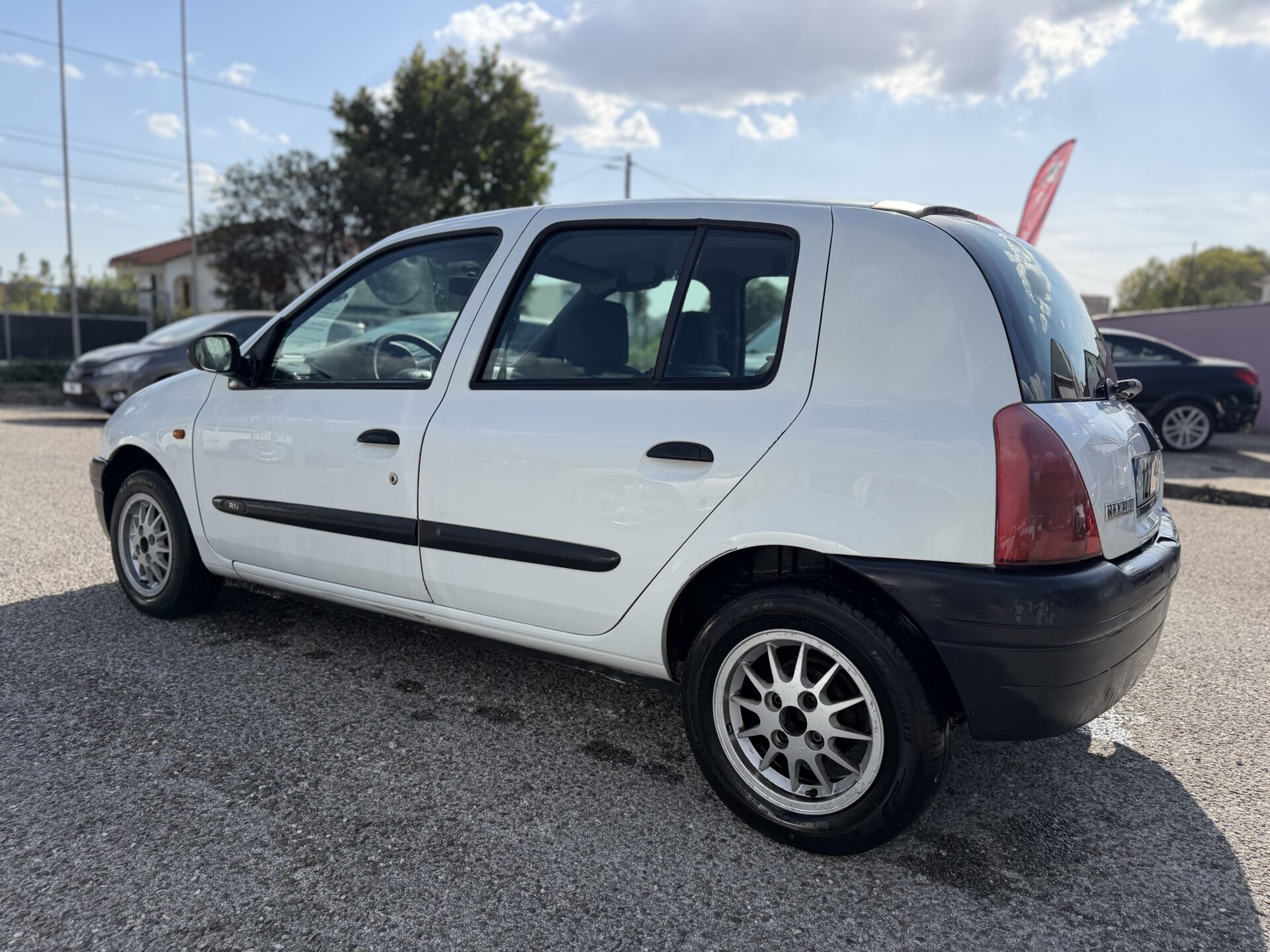 
								Renault clio 1200 total									