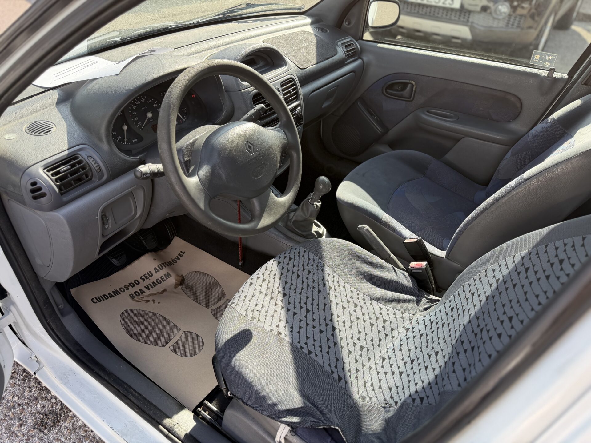 
								Renault clio 1200 total									