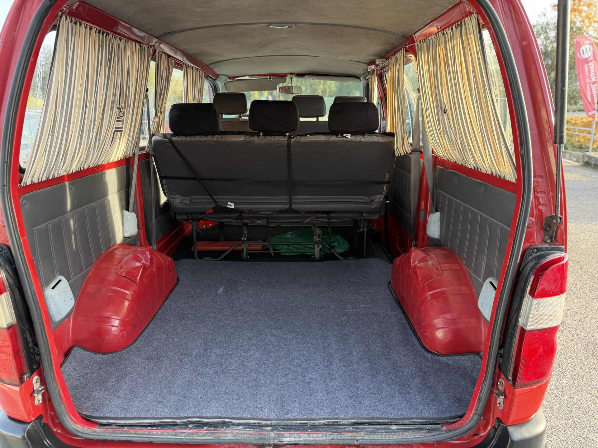 
								Toyota Hiace 6 lugares total									