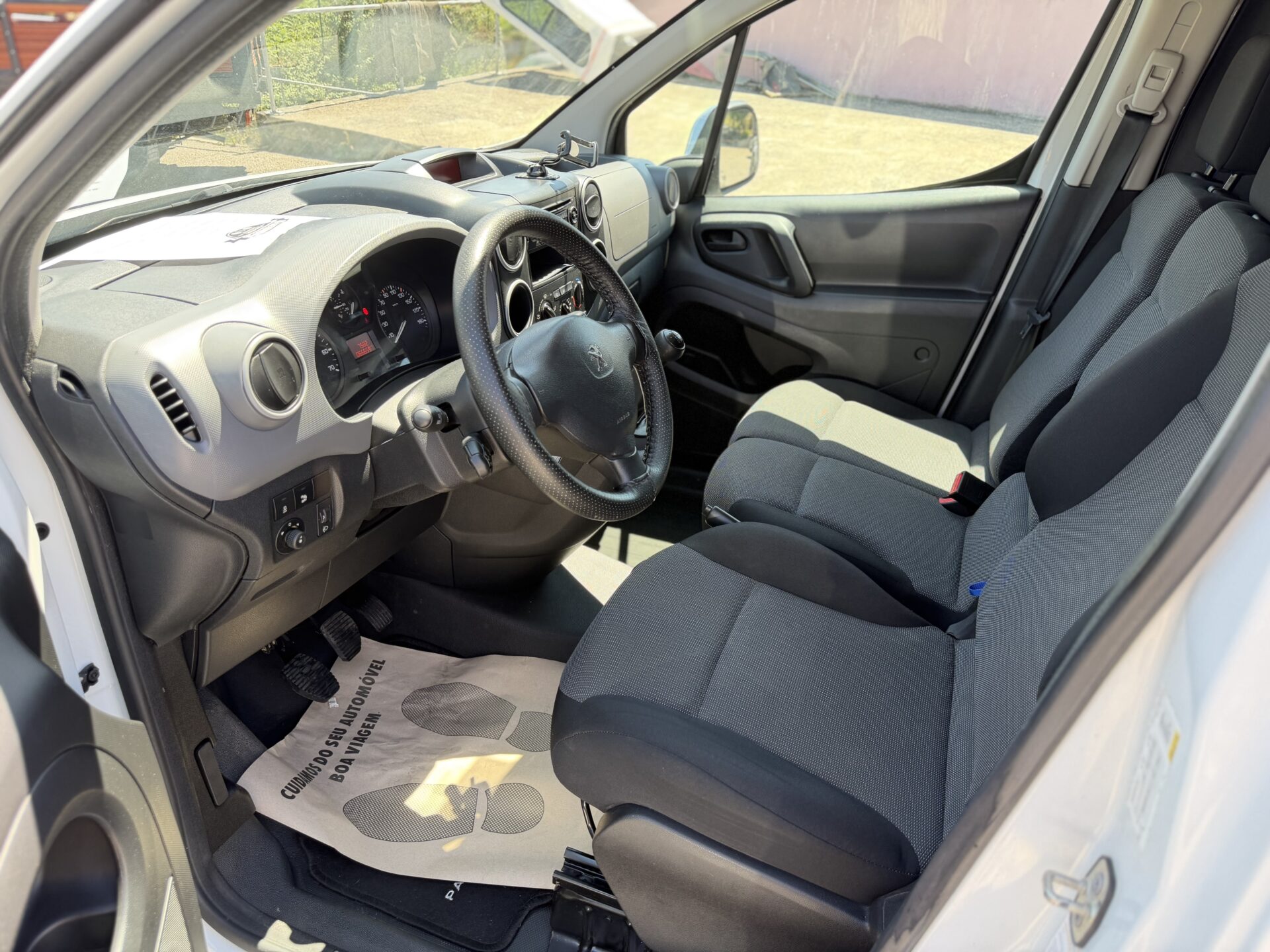 
								Peugeot Partner total									