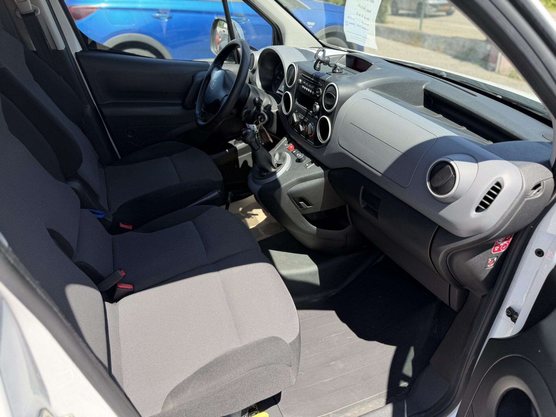 
								Peugeot Partner total									