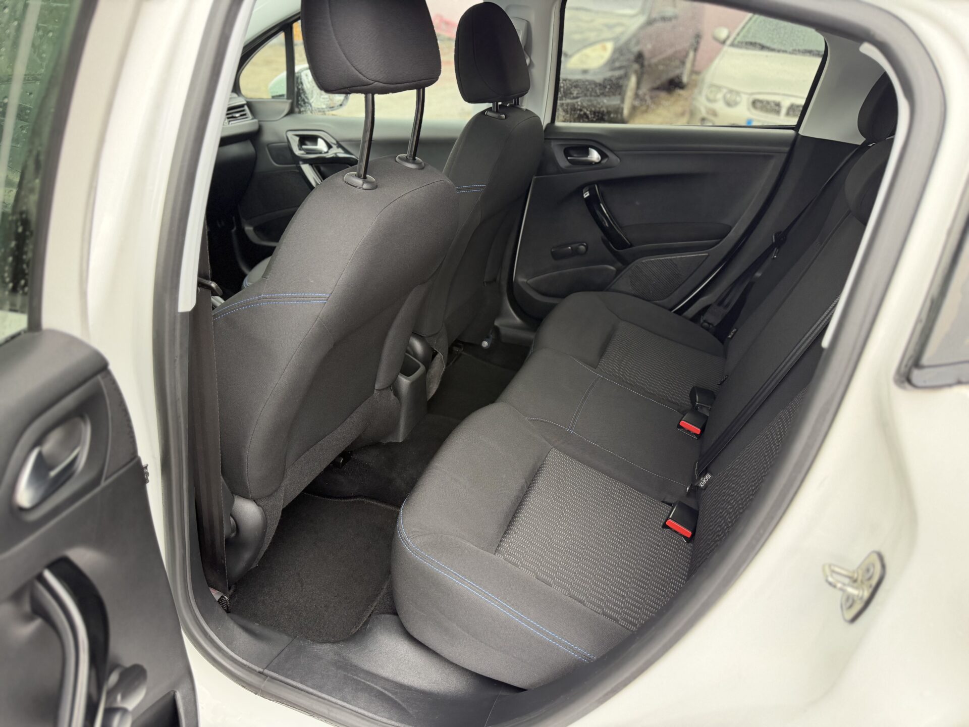 
								Peugeot 208 total									