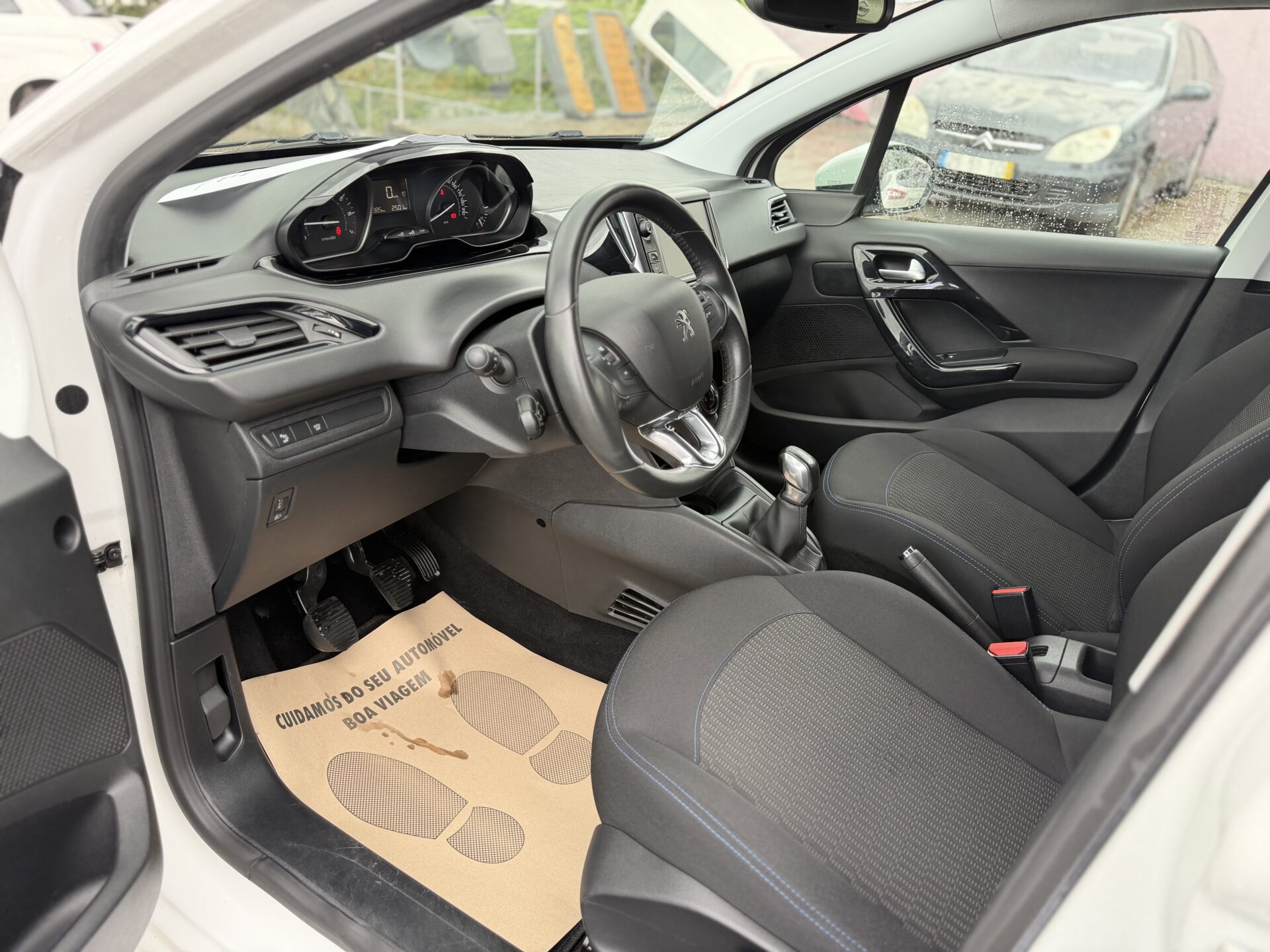 
								Peugeot 208 total									