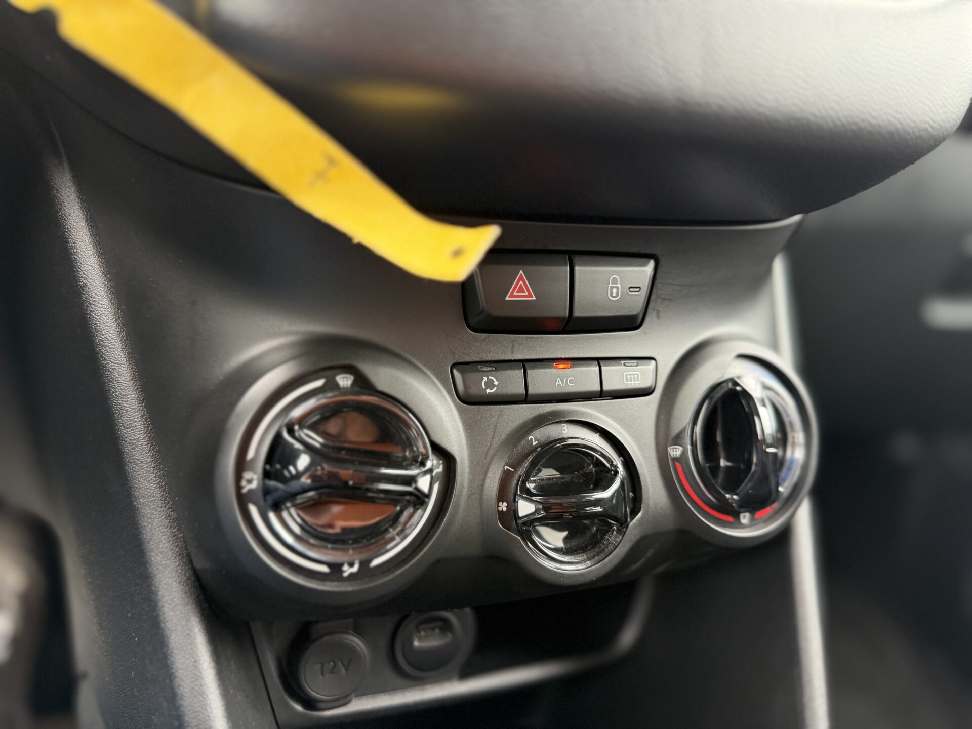 
								Peugeot 208 total									